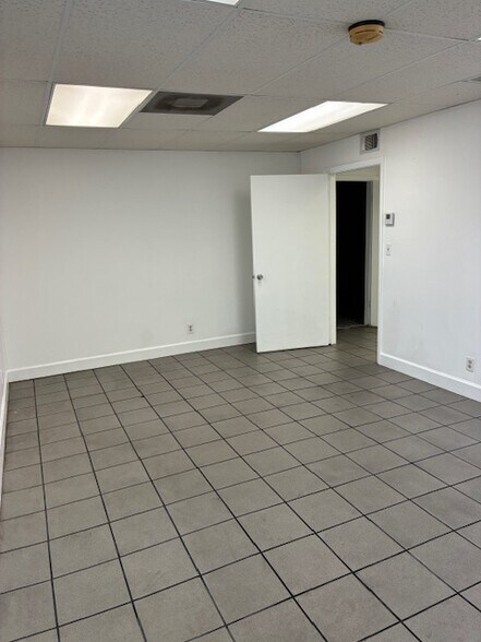 More Photos Of 4073 NE 5th Ter, Oakland Park Warehouse For Lease