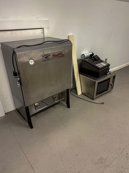 More Photos Of 150 Chelsea Harbor Dr, Norwich Restaurant For Lease