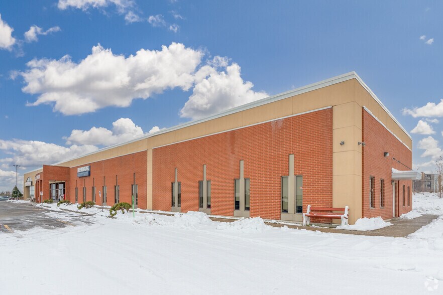 More Photos Of 4955-4975 Boul Guillaume-Couture, Lévis Storefront Retail Office For Lease