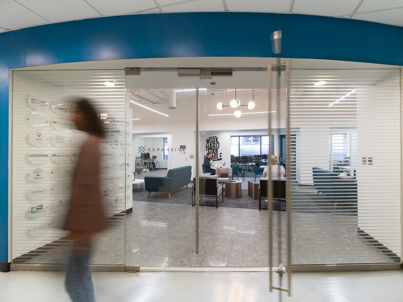 More Photos Of 211 W Wacker Dr, Chicago Office For Lease