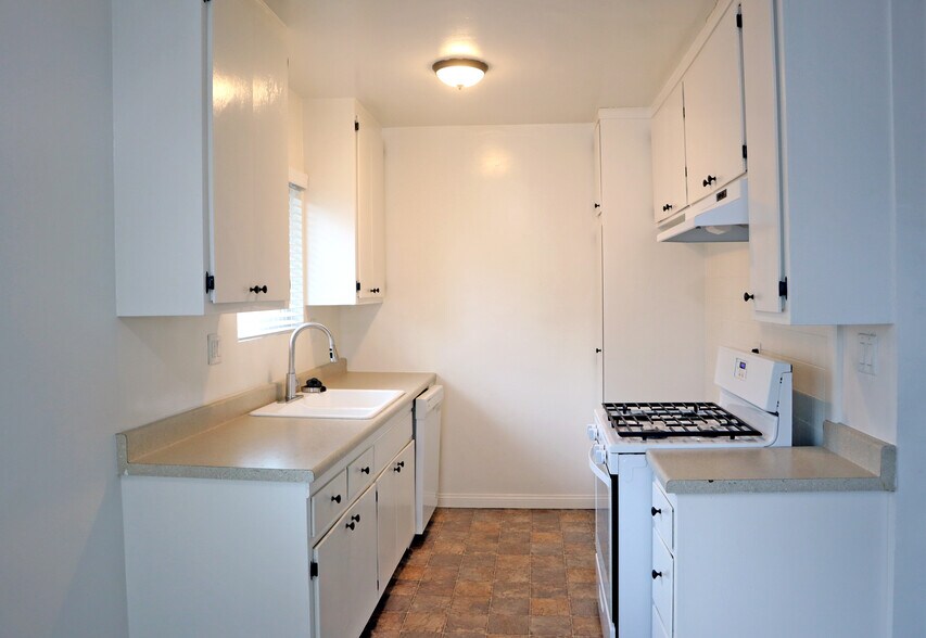 More Photos Of 11100 Camarillo St, North Hollywood Apartments For Sale