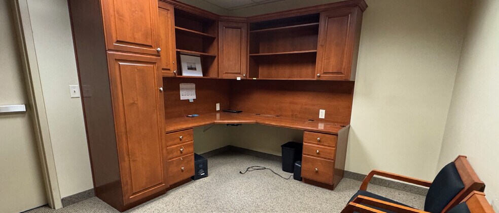 More Photos Of 7390 Creek Rd, Sandy Office For Sale