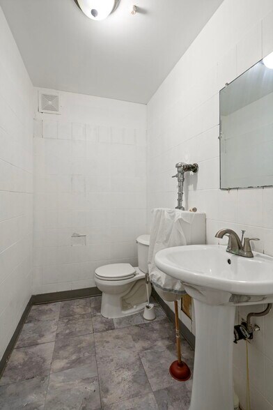 More Photos Of 4928 Marlboro Pike, Capitol Heights General Retail For Lease