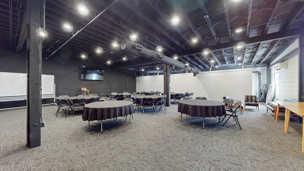 More Photos Of 2111 Center St, Cleveland Freestanding For Lease