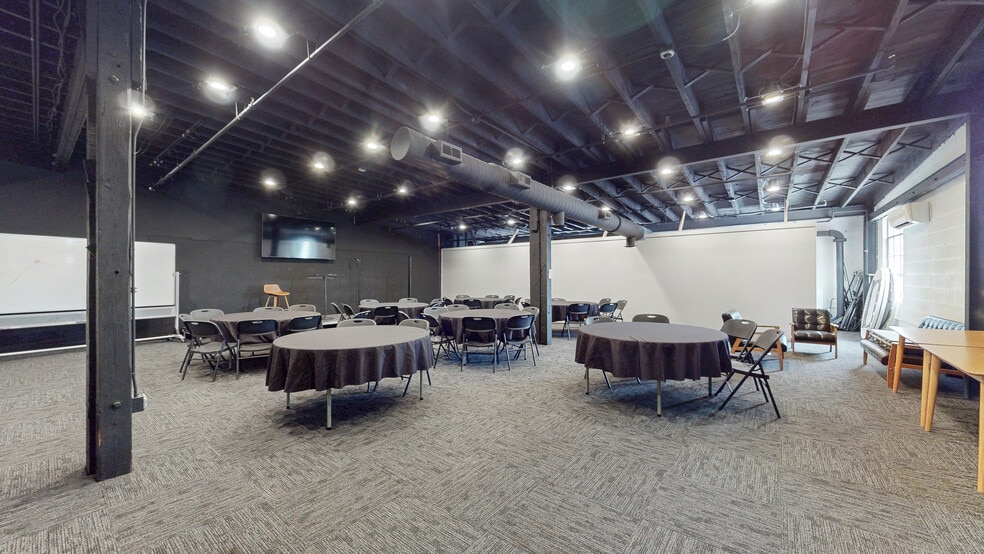 More Photos Of 2111 Center St, Cleveland Freestanding For Lease