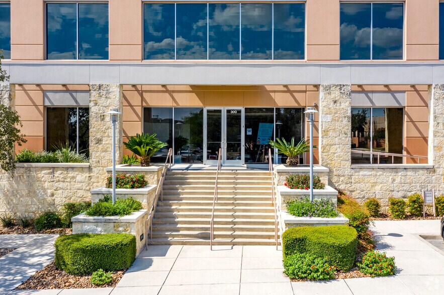 More Photos Of 300 E Sonterra Blvd, San Antonio Unknown For Lease