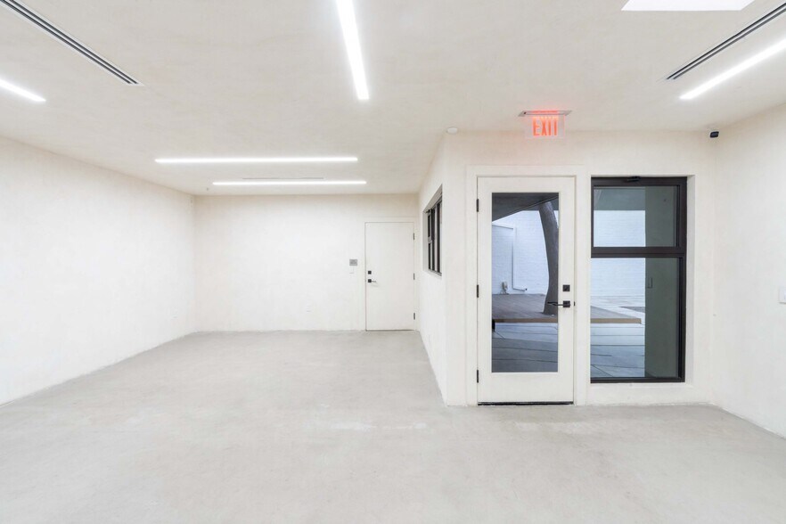 More Photos Of 8271 Beverly Blvd, Los Angeles Restaurant For Lease