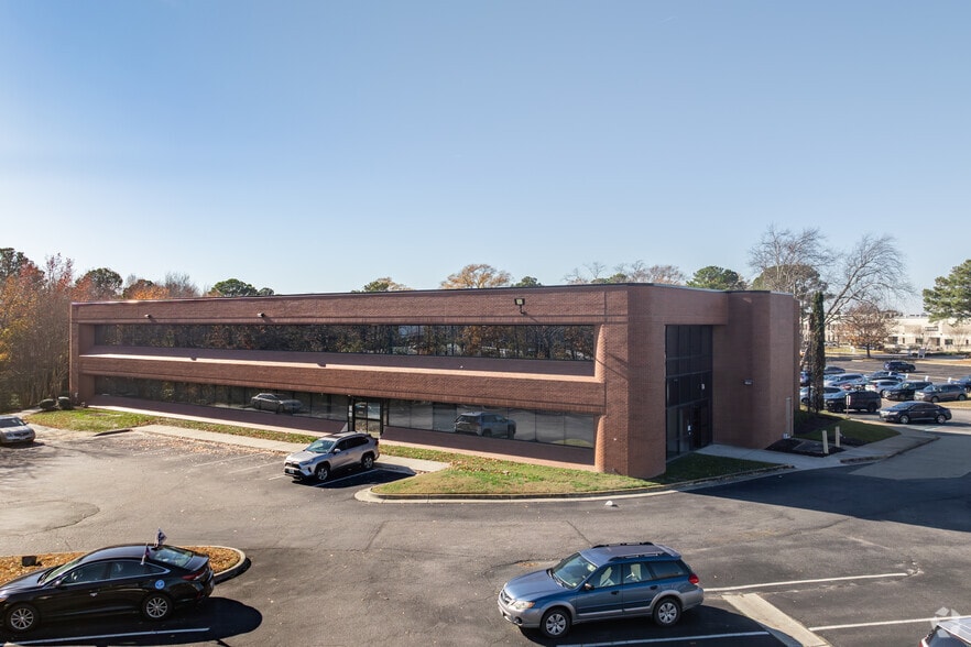 More Photos Of 840 Greenbrier Cir, Chesapeake Office For Lease