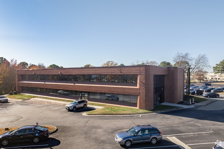 More Photos Of 840 Greenbrier Cir, Chesapeake Office For Lease