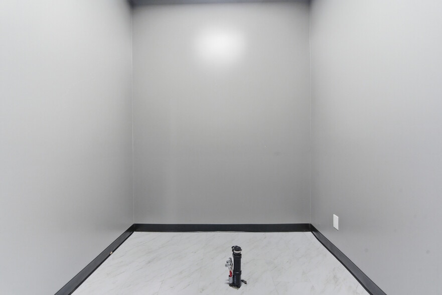 More Photos Of 685 E Grand Blvd, Corona Storefront Retail Office For Lease