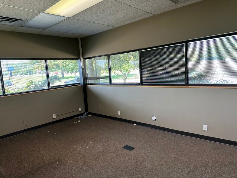 More Photos Of 5450 Wansford Way, Rockford Office For Sale