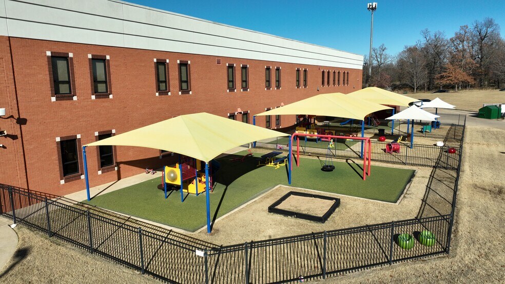 More Photos Of 519 Latham Dr, Lowell Medical For Sale