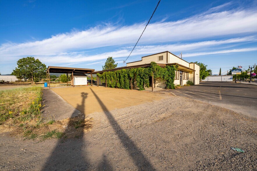 More Photos Of 211 Front St, Central Point General Retail For Sale