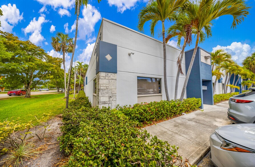 More Photos Of 8125-8165 NW 33rd St, Doral Light Manufacturing For Sale