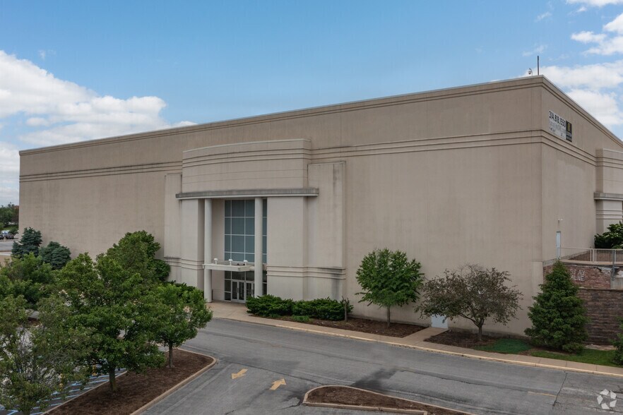 More Photos Of 250 S County Center Way, Saint Louis Department Store For Lease