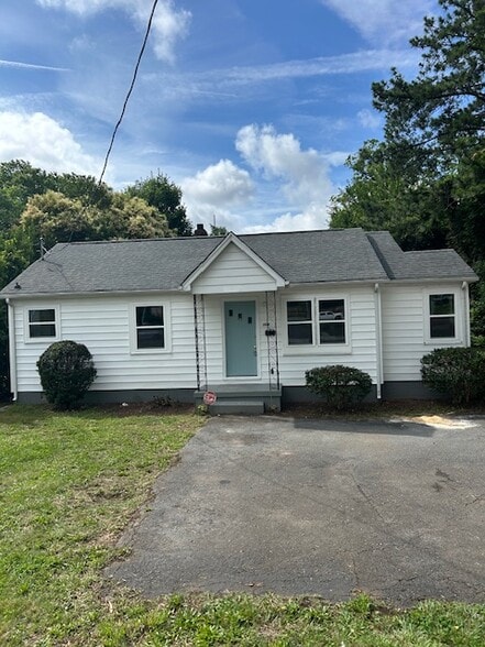 Primary Photo Of 2820 The Plaza, Charlotte General Retail For Lease