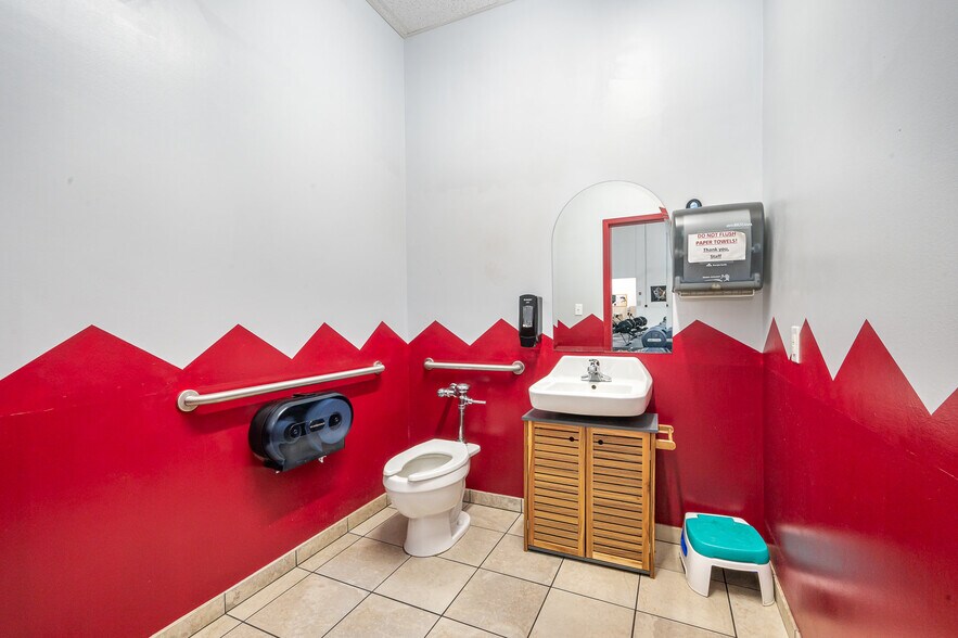 More Photos Of 10030 Callabridge Ct, Charlotte Freestanding For Sale