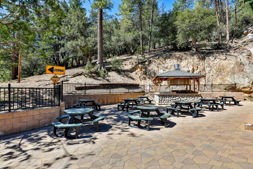 More Photos Of CA-2, La Cañada Flintridge General Retail For Sale