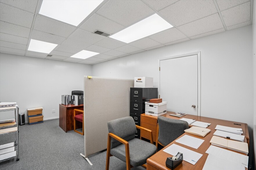 More Photos Of 2721 SW 30th St, Des Moines Office For Sale