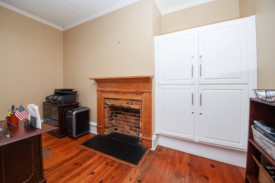 More Photos Of 106 N Alexander Ave, Washington Office For Sale