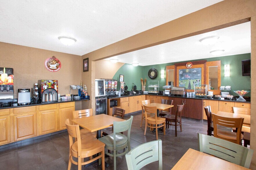 More Photos Of 1000 Woodbury Ave, Council Bluffs Hotel For Sale