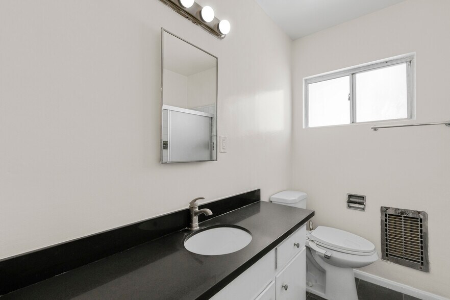 More Photos Of 900 N Orange Grove Ave, West Hollywood Apartments For Sale