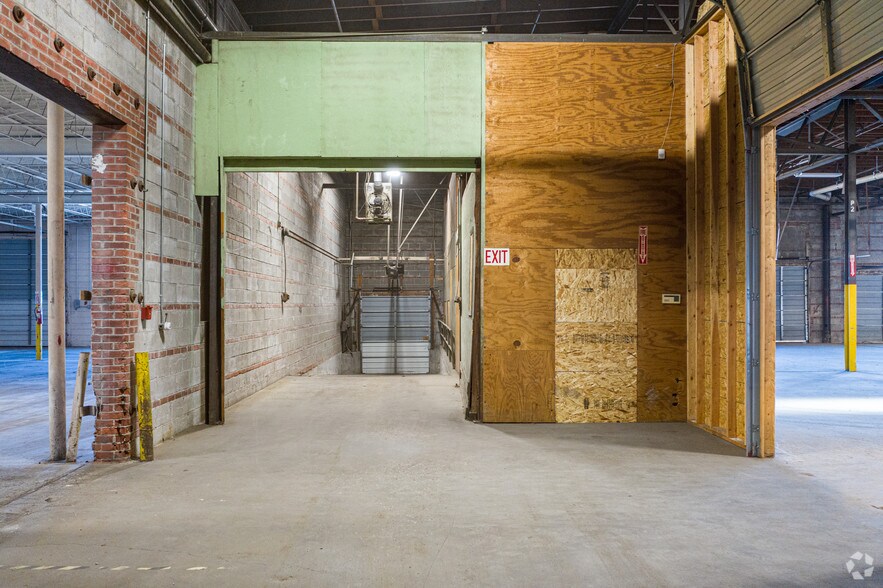 More Photos Of 88-92 Sunshine Rd, Kansas City Distribution For Lease