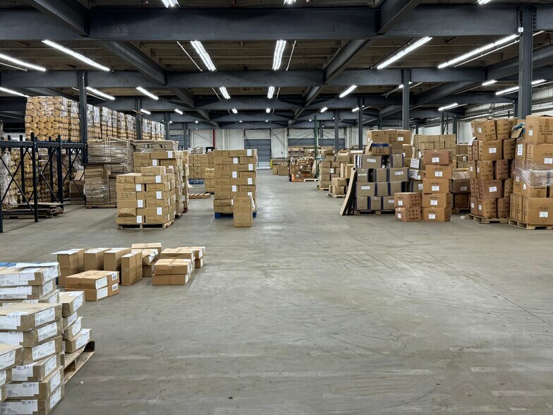 More Photos Of 525 Main St, Belleville Distribution For Lease