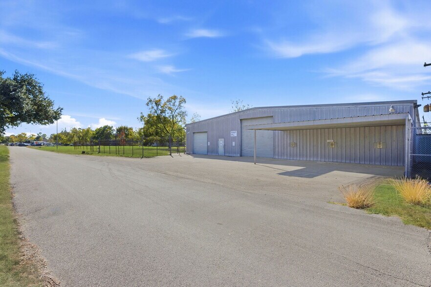 More Photos Of 13026 Rosecrest Dr, Houston Warehouse For Lease