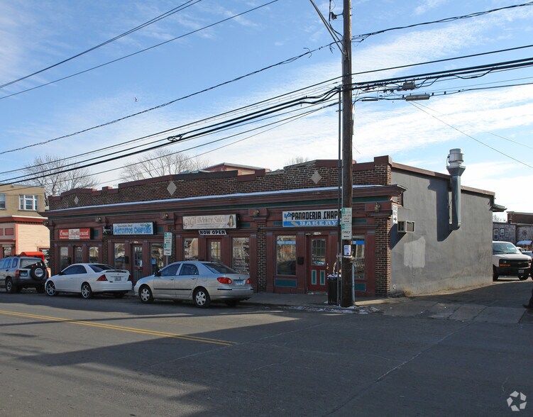 More Photos Of 210 W Main St, Stamford Freestanding For Lease