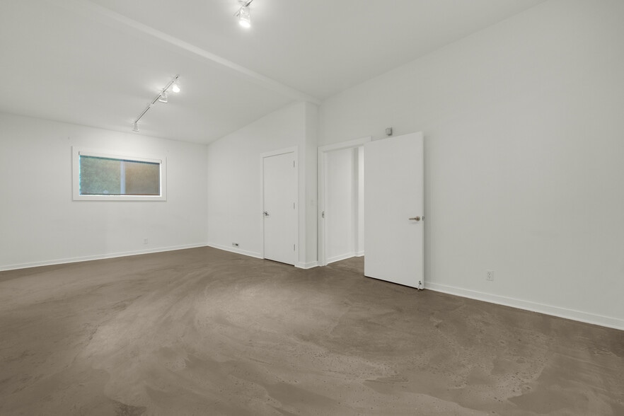 More Photos Of 809 S Holladay Dr, Seaside Showroom For Sale