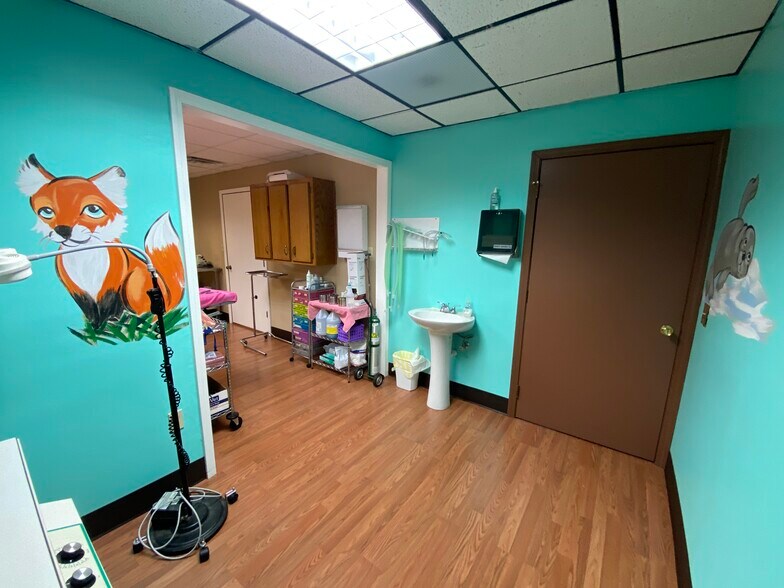 More Photos Of 2228 W College St, Springfield Veterinarian Kennel For Sale