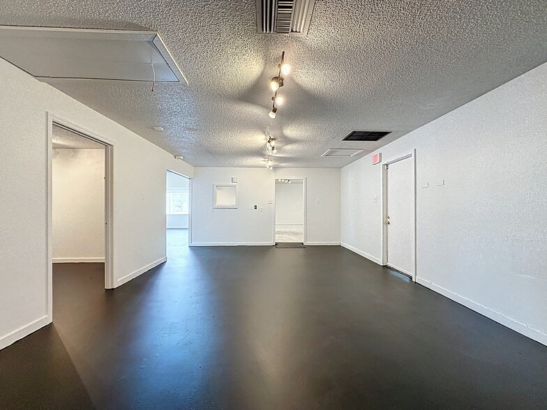 More Photos Of 2017 W Main St, Leesburg Office For Lease