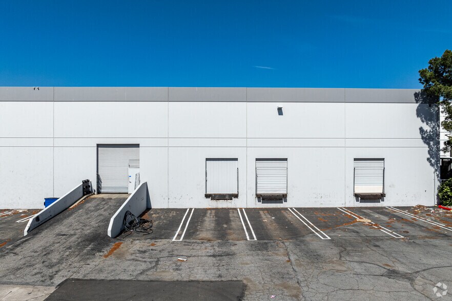More Photos Of 8767 Rochester Ave, Rancho Cucamonga Warehouse For Lease
