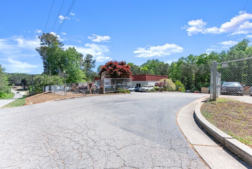 More Photos Of 3917 Old Flowery Branch Rd, Oakwood Flex For Lease