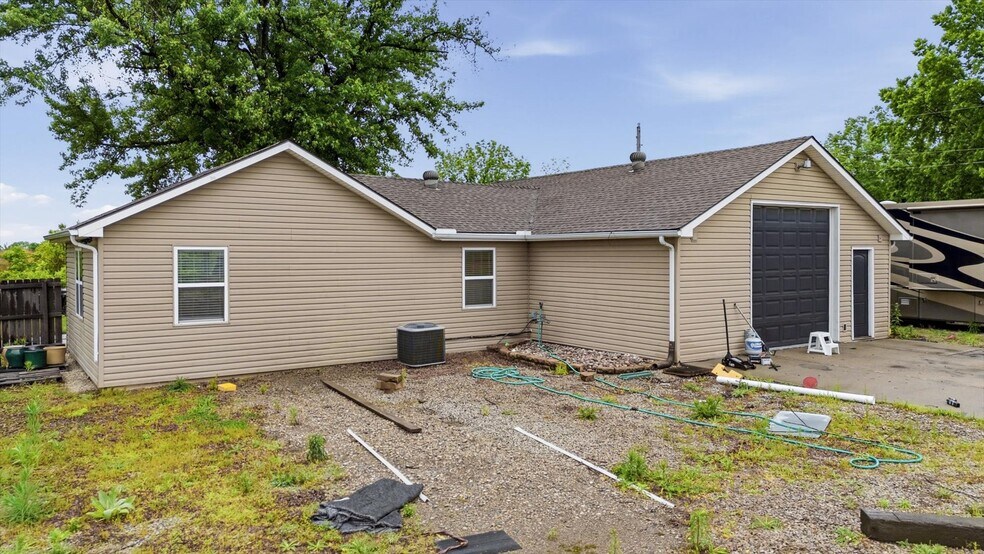 More Photos Of 2450 NW Lowenstein Dr, Lee's Summit Flex For Sale