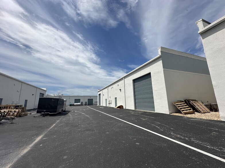 More Photos Of 1240 Hand Ave, Ormond Beach Showroom For Lease