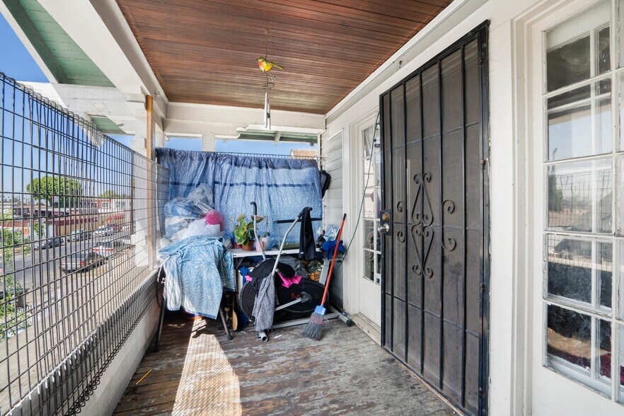 More Photos Of 239 W 43rd St, Los Angeles Apartments For Sale