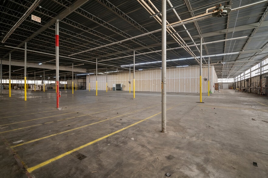 More Photos Of 4600 Park St N, Saint Petersburg Warehouse For Sale