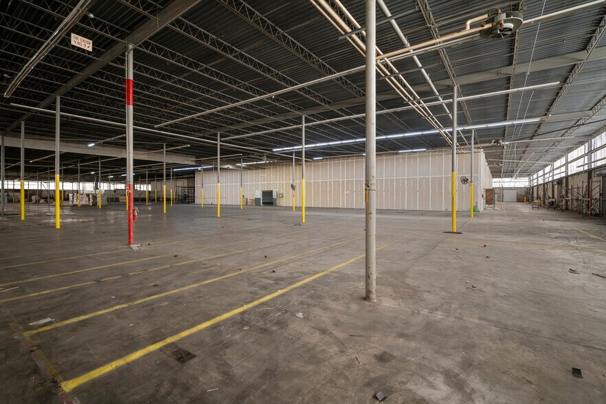 More Photos Of 4600 Park St N, Saint Petersburg Warehouse For Sale