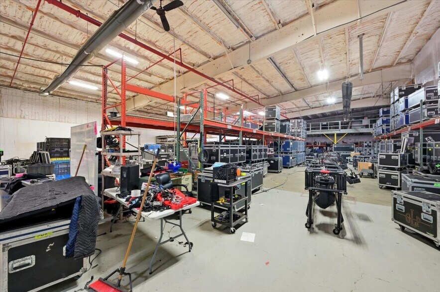 More Photos Of 14857 Martinville Rd, Belleville Warehouse For Lease