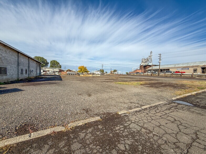 More Photos Of 937 NW Beaver St, Prineville Service For Sale