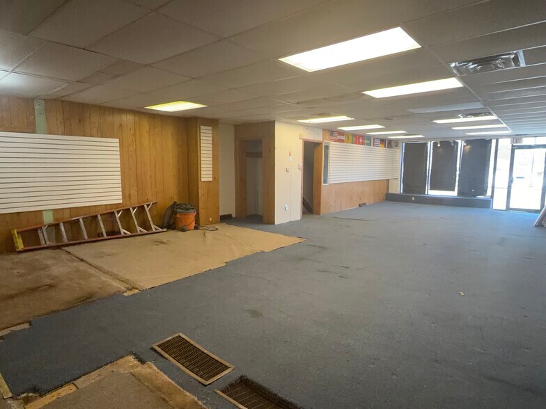 More Photos Of 6731 Kennedy Ave, Hammond Storefront Retail Residential For Lease
