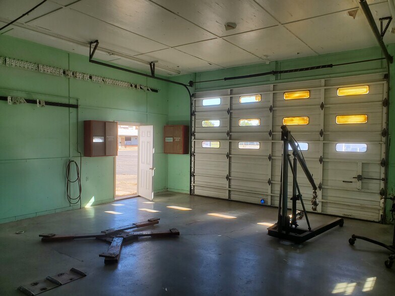 More Photos Of 401 N 3rd St, Lilbourn Flex For Sale