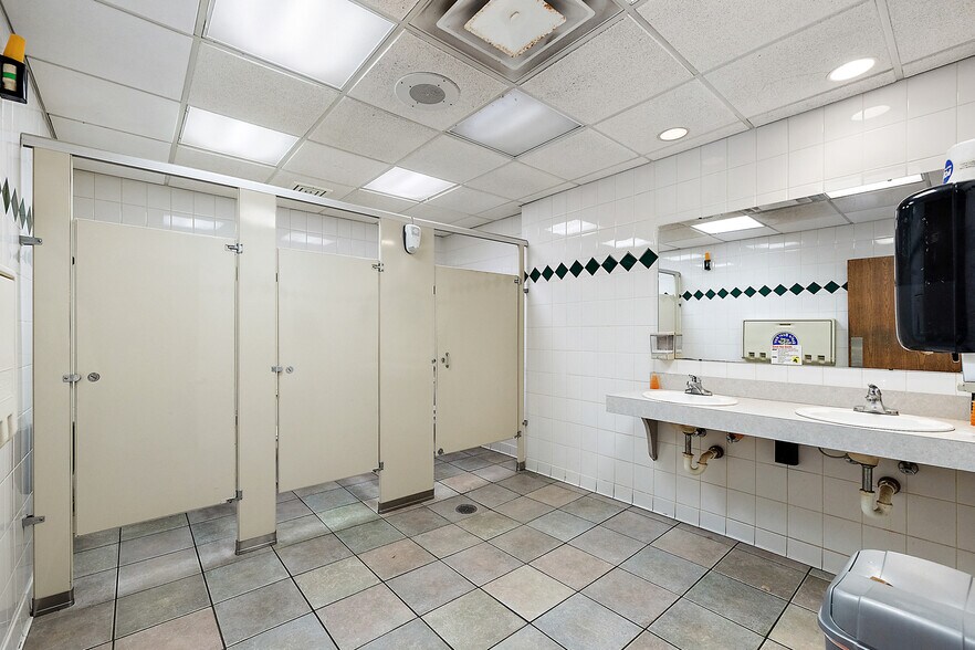 More Photos Of 37116 S Groesbeck Hwy, Clinton Township Restaurant For Sale