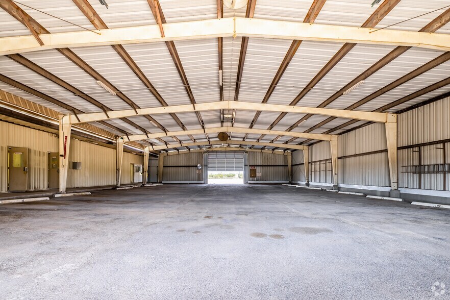 More Photos Of 605 E Yukon Rd, Odessa Warehouse For Lease