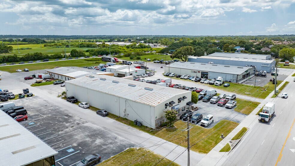 More Photos Of 2101 E Edgewood Dr, Lakeland Showroom For Lease