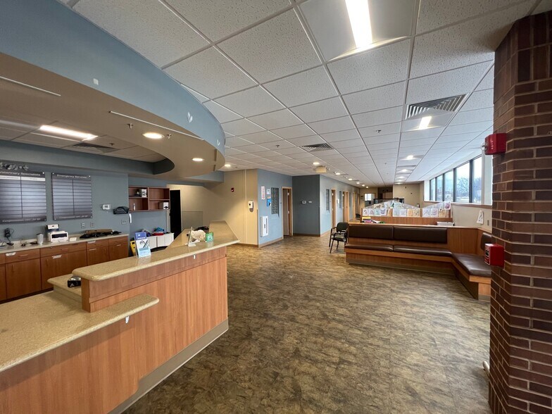 More Photos Of 825 E White Spruce Blvd, Henrietta Veterinarian Kennel For Lease