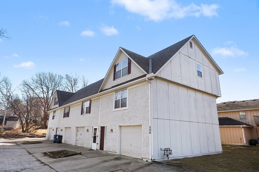 More Photos Of 209 SW Pryor Rd, Lee's Summit Multifamily For Sale