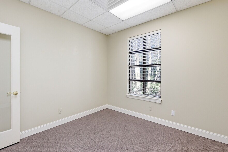 More Photos Of 70 N Main St, Hilton Head Island Office For Sale